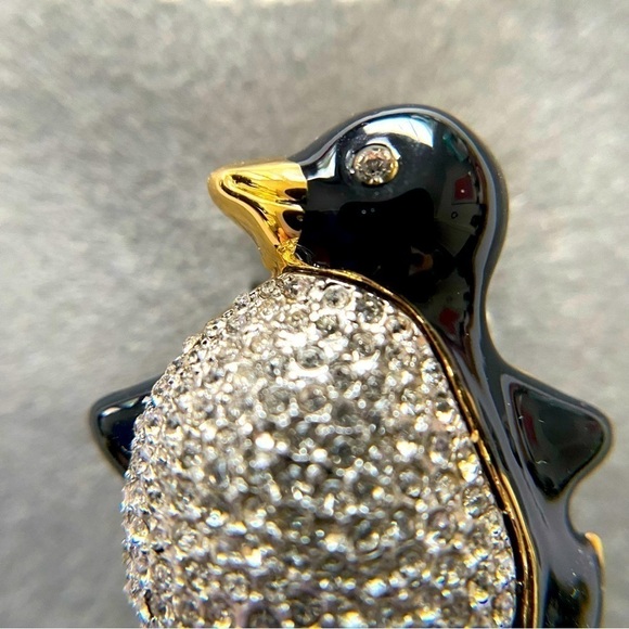 Talbots Penguin Brooch in Black Enamel with Rhinestones. Super cute! NWT - Picture 2 of 5